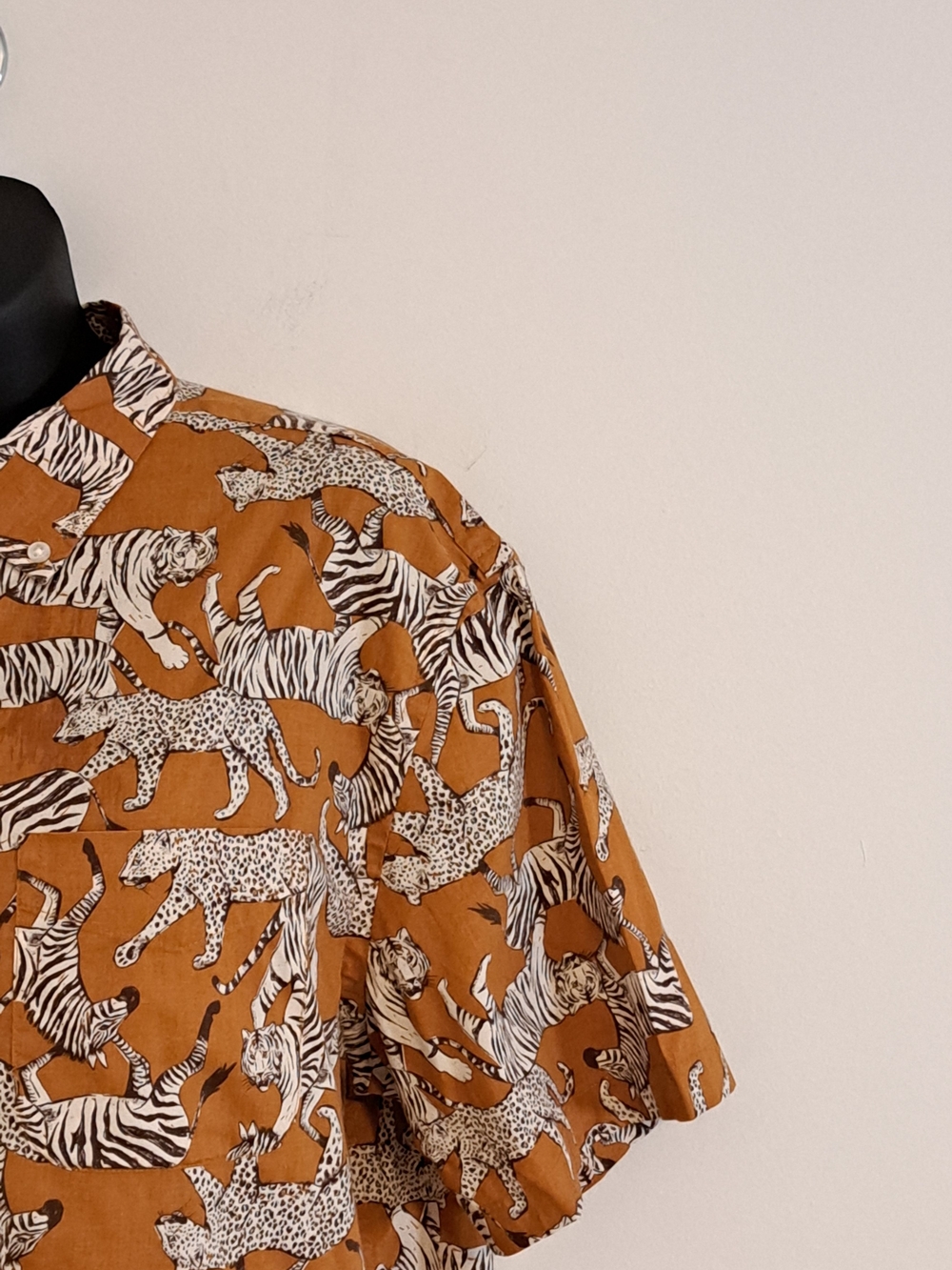 Old Navy Men's Short-Sleeve Button-Down Shirt Animal Print Men's Size Large - Picture 7 of 10